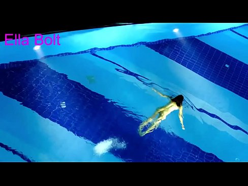 ❤️ Non podo deixar de mirar, unha moza loira que é sorprendida nadando espida na piscina do resort ELLA BOLT ☑ Porno casero a nós gl.loanworld.top ☑
